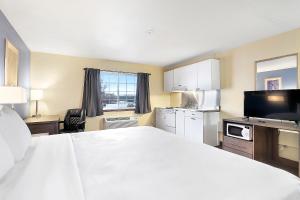 A television and/or entertainment centre at Days Inn by Wyndham Ellensburg