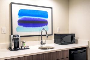 Dapur atau dapur kecil di Holiday Inn Newport News - Hampton, an IHG Hotel