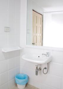 een badkamer met een wastafel en een spiegel bij Cordial serviced apartment in Hua Hin