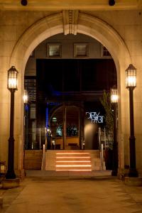 un accès à un bâtiment avec une porte ouverte et des lumières dans l'établissement Kimpton Hotel Monaco Washington DC, an IHG Hotel, à Washington