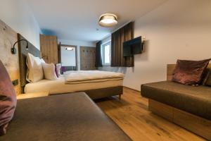 TV a/nebo společenská místnost v ubytování Suites Nauders by mein Almhof Superior