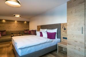 Postel nebo postele na pokoji v ubytování Suites Nauders by mein Almhof Superior
