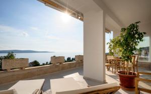 a balcony with a table and chairs and a view of the ocean at Villa Stella Mare in Zavala