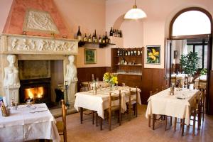 A restaurant or other place to eat at Albergo Sala