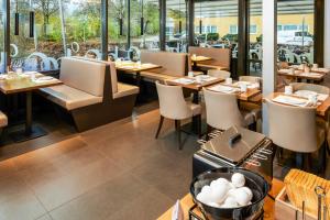 Ein Restaurant oder anderes Speiselokal in der Unterkunft ibis Zurich Adliswil 