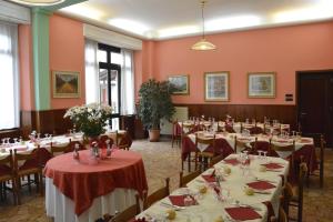 A restaurant or other place to eat at Albergo Sala