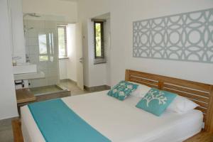 a bedroom with a large bed and a bathroom at APPARTEMENT DE LUXE SUR LA PLAGE in Riambel