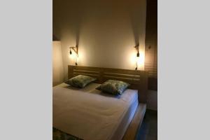 1 dormitorio con 1 cama con 2 almohadas en APPARTEMENT DE LUXE SUR LA PLAGE, en Riambel