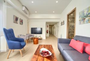 a living room with a couch and a table at Casa Del Carmen III - Parking incluido in Tudela