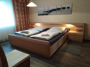 een slaapkamer met een bed met twee handdoeken erop bij Ferienhaus No.10 in Hemmoor
