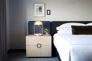 Säng eller sängar i ett rum på Kimpton Saint George Hotel, an IHG Hotel