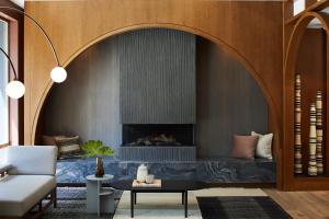 een woonkamer met open haard en een bank bij Kimpton Saint George Hotel by IHG in Toronto