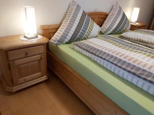 Postel nebo postele na pokoji v ubytování Apartment Andrea - Chiemgau Karte