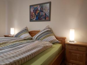 Postel nebo postele na pokoji v ubytování Apartment Andrea - Chiemgau Karte