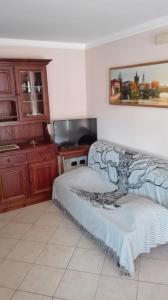 een kamer met een bed en een tv. bij Casa vacanze in Casarano