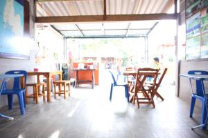 un grupo de personas sentadas en mesas en un restaurante en Marina hut guest house, en Ko Lanta