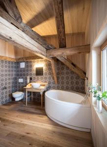 łazienka z dużą wanną i umywalką w obiekcie HOLZGAUER HAUS w mieście Warth am Arlberg