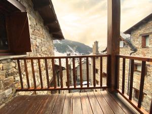 Balkón nebo terasa v ubytování Isards, Atico rustico con chimenea en el tarter, zona Grandvalira