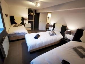 a hotel room with two beds and a mirror at L'Atelier in Houyet