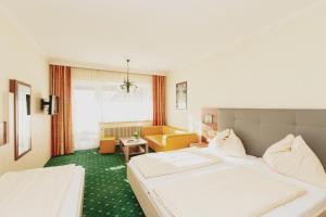 Uma cama ou camas num quarto em Gasthof Berghof