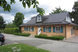 a yellow house with a black roof at Appartment Julia in Lötzbeuren