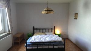 1 dormitorio con 1 cama y luz colgante en 4 SEASONS, en Marsberg