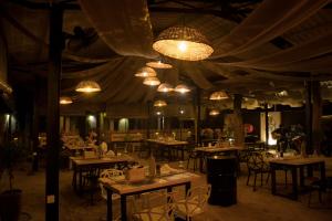ห้องอาหารหรือที่รับประทานอาหารของ Tuk Tuk Hostel Negombo