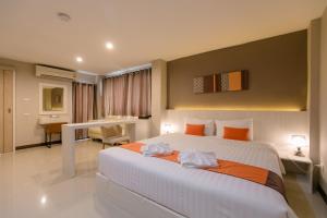 Un pat sau paturi într-o cameră la De Hug Hotel & Residence