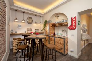 cocina con barra con taburetes y barra en Spagna Secret Rooms, en Roma