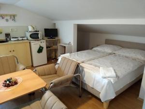 1 dormitorio con 1 cama grande y 1 mesa en Ubytovanie v súkromí en Liptovský Ján