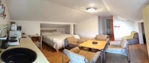 1 dormitorio con 1 cama, mesa y sillas en Ubytovanie v súkromí en Liptovský Ján