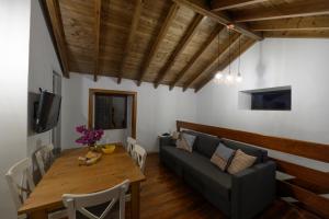 un soggiorno con un divano e un tavolo di Casa Rural Los Frailes a Los Llanillos