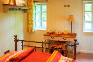 Uma cama ou camas num quarto em The Lodge by the Lake, Dunbar