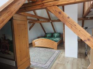 una camera con divano in mansarda di Schöne gemütliche Ferienwohnung mit Kamin II im Harz a Darlingerode