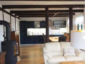 Η κουζίνα ή μικρή κουζίνα στο Schöne gemütliche Ferienwohnung mit Kamin II im Harz