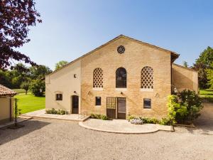 una grande chiesa in mattoni con vialetto di Case Zucchi Bioagriturismo a Castelnuovo Fogliani