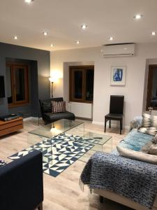 uma sala de estar com um sofá e uma mesa em Taksim home em Istambul