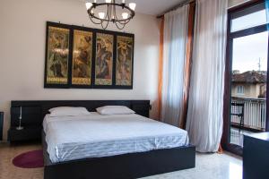 ein Schlafzimmer mit einem Bett und einem großen Fenster in der Unterkunft Santa Croce in Rom