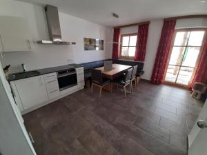 Kuchyň nebo kuchyňský kout v ubytování Alpin Residenz Panoramabahn Kitzbühel