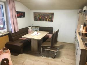 ein Wohnzimmer mit einem Tisch und einem Sofa in der Unterkunft Appartement Straninger am Achensee in Maurach