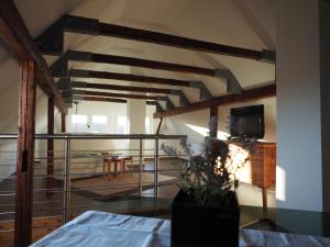 a room with a balcony with a table and a tv at KLEIN - Ferienhaus Thüringen Erfurt Apfelstädt Drei Gleichen in Apfelstädt