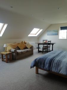 1 dormitorio con cama, sofá y mesa en The Oaklodge en Newark upon Trent