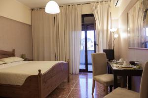 ein Schlafzimmer mit einem Bett und einem Tisch sowie ein Esszimmer in der Unterkunft Santa Croce in Rom
