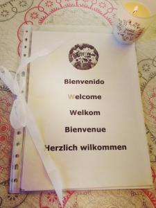 un menu avec une bougie au-dessus d'une table dans l'établissement gelijkvloers appartement Corvera Golf & Country Club, à Corvera