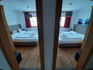 Postel nebo postele na pokoji v ubytování Alpin Residenz Panoramabahn Kitzbühel
