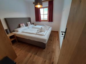 Postel nebo postele na pokoji v ubytování Alpin Residenz Panoramabahn Kitzbühel