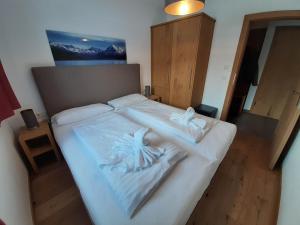 Postel nebo postele na pokoji v ubytování Alpin Residenz Panoramabahn Kitzbühel