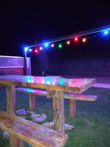 una mesa de picnic de madera con luces de Navidad en ella en Portal Norte en 