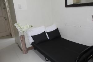 1 cama con 2 almohadas en una habitación en CHATEAU ELYSEE a5 NEAR AIRPORT WIFI KITCHEN, en Manila