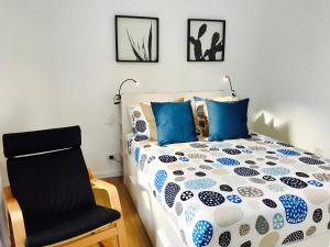 - une chambre avec un lit et une chaise dans l'établissement Hauzify I Apartamento Ruiz de Padron, à San Sebastián de la Gomera